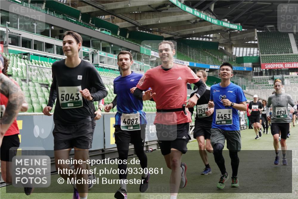 05.10.2025 - 20. swb-Marathon Bremen Michael Burmester http://msf.ph/oto/9330861 05.10.2025 13:03:52 Laufen im Stadion 227, 360, 375, 396, 414, 527, 592, 725, 898, 958, 1019, 1067, 1084, 1178, 1275, 1331, 1336, 1413, 1425, 1468, 1469, 1507, 1514, 1695, 1705, 1975, 2016, 2339, 2375, 2567, 2597, 2696, 2791, 2960, 3037, 3072, 3313, 3485, 4005, 4053, 4087, 4335, 4453, 4462, 4524, 4528, 4637, 4638, 4651, 4767, 4769, 4793, 5043, 5137, 5162, 5212, 5236, 5343, 5410, 5431, 5489, 5523, 5527, 5763, 5867, 5966, 5969, 6011, 6138, 6145, 6287, 6414, 6447, 6529, 6584, 6635, 7315, 7316, 7540, 7607, 7653, 375 meine-sportfotos.de