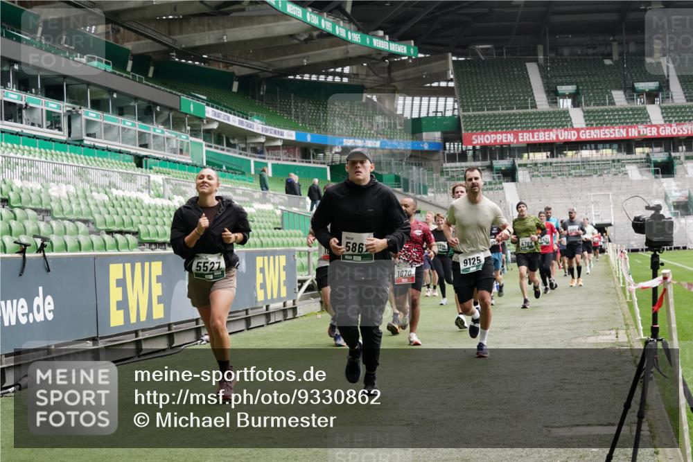 05.10.2025 - 20. swb-Marathon Bremen Michael Burmester http://msf.ph/oto/9330862 05.10.2025 13:03:10 Laufen im Stadion 97, 227, 293, 375, 396, 518, 527, 616, 721, 725, 764, 828, 1121, 1178, 1405, 1425, 1469, 1507, 1568, 1670, 1704, 1705, 1733, 1836, 1944, 2357, 2393, 2407, 2597, 2696, 2772, 2791, 2960, 2984, 3019, 3147, 3313, 3424, 3917, 4026, 4321, 4322, 4714, 4767, 4769, 4885, 5410, 5431, 5527, 5755, 5763, 5867, 5884, 6138, 6215, 6325, 6417, 6481, 6666, 7217, 7315, 7316, 7407, 7433, 7540, 7607, 7653, 7659, 8375, 8526, 8957, 97, 729, 843, 921, 2272, 2774, 3217, 4129, 4847 meine-sportfotos.de