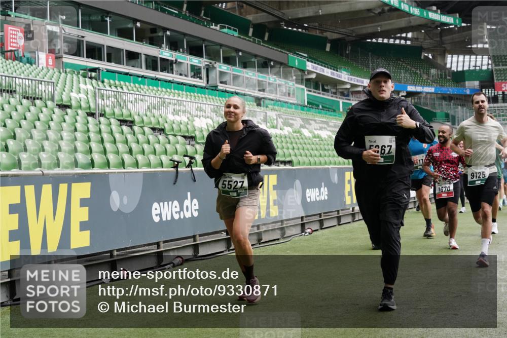 05.10.2025 - 20. swb-Marathon Bremen Michael Burmester http://msf.ph/oto/9330871 05.10.2025 13:03:11 Laufen im Stadion 227, 293, 375, 396, 518, 527, 616, 721, 725, 764, 828, 1121, 1178, 1275, 1405, 1425, 1469, 1507, 1568, 1670, 1704, 1705, 1733, 1836, 1944, 2357, 2393, 2407, 2597, 2696, 2772, 2791, 2960, 2984, 3019, 3147, 3313, 3424, 3917, 4026, 4321, 4322, 4714, 4767, 4769, 4885, 5410, 5431, 5527, 5755, 5763, 5867, 5884, 6138, 6215, 6325, 6417, 6481, 6666, 7217, 7315, 7316, 7407, 7433, 7540, 7607, 7653, 7659, 8375, 8526, 8957, 97, 518, 729, 843, 921, 1704, 2272, 2774, 3217, 4129, 4847 meine-sportfotos.de