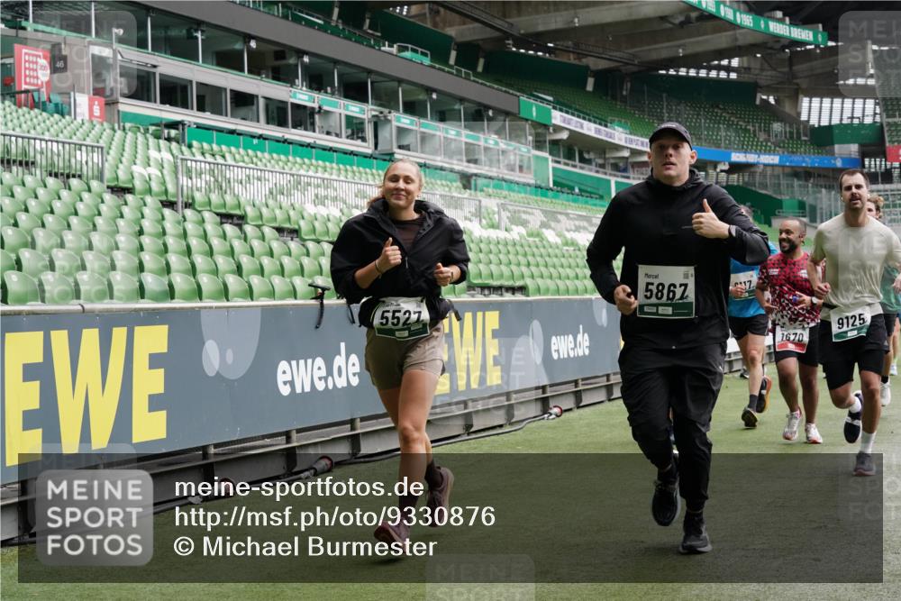 05.10.2025 - 20. swb-Marathon Bremen Michael Burmester http://msf.ph/oto/9330876 05.10.2025 13:03:11 Laufen im Stadion 227, 293, 375, 396, 518, 527, 616, 721, 725, 764, 828, 1121, 1178, 1275, 1405, 1425, 1469, 1507, 1568, 1670, 1704, 1705, 1733, 1836, 1944, 2357, 2393, 2407, 2597, 2696, 2772, 2791, 2960, 2984, 3019, 3147, 3313, 3424, 3917, 4026, 4321, 4322, 4714, 4767, 4769, 4885, 5410, 5431, 5527, 5755, 5763, 5867, 5884, 6138, 6215, 6325, 6417, 6481, 6666, 7217, 7315, 7316, 7407, 7433, 7540, 7607, 7653, 7659, 8375, 8526, 8957, 97, 518, 729, 843, 921, 1704, 2272, 2774, 3217, 4129, 4847 meine-sportfotos.de