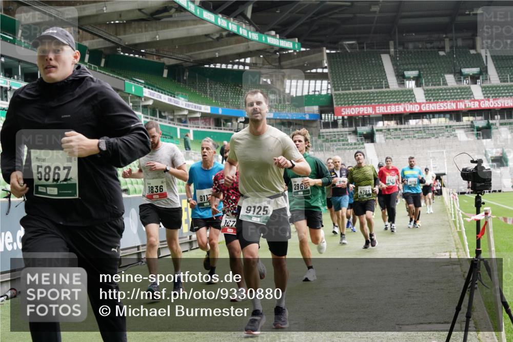 05.10.2025 - 20. swb-Marathon Bremen Michael Burmester http://msf.ph/oto/9330880 05.10.2025 13:03:12 Laufen im Stadion 227, 293, 375, 396, 527, 616, 721, 725, 764, 828, 1121, 1178, 1275, 1405, 1425, 1469, 1507, 1568, 1670, 1705, 1733, 1836, 1944, 2357, 2393, 2407, 2597, 2696, 2772, 2791, 2960, 2984, 3019, 3147, 3313, 3424, 3917, 4026, 4321, 4322, 4714, 4767, 4769, 4885, 5410, 5431, 5527, 5755, 5763, 5867, 5884, 6138, 6215, 6417, 6481, 6666, 7217, 7315, 7316, 7407, 7433, 7540, 7607, 7653, 7659, 8375, 8526, 8957, 97, 518, 729, 843, 921, 1704, 2272, 2774, 3217, 4129, 4847 meine-sportfotos.de