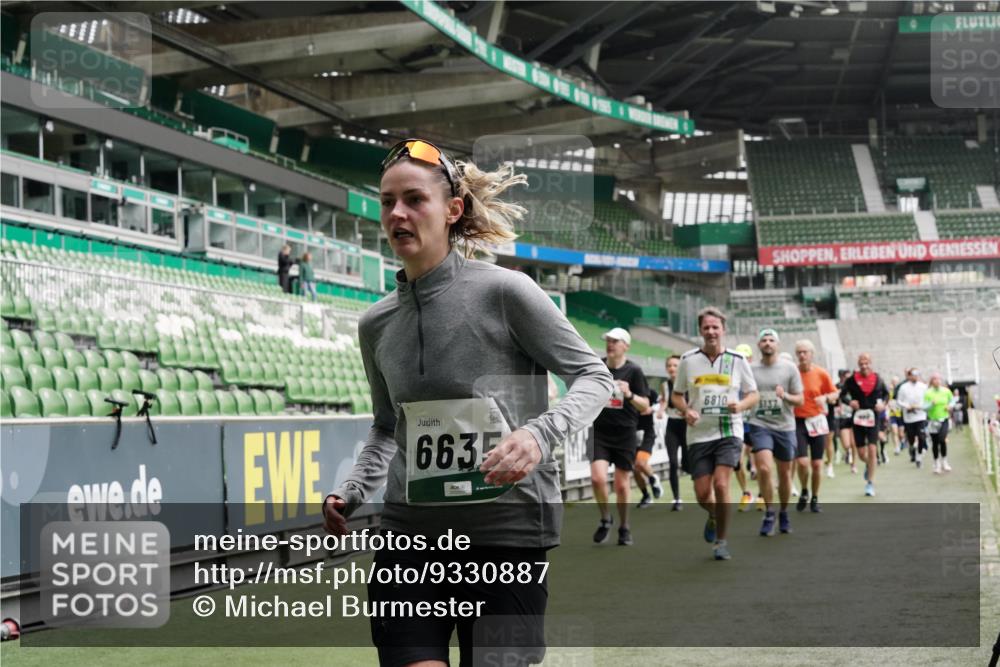 05.10.2025 - 20. swb-Marathon Bremen Michael Burmester http://msf.ph/oto/9330887 05.10.2025 13:03:54 Laufen im Stadion 360, 396, 414, 527, 592, 725, 898, 958, 1019, 1067, 1084, 1178, 1275, 1331, 1336, 1413, 1425, 1468, 1469, 1507, 1514, 1695, 1705, 1914, 1975, 2016, 2339, 2375, 2567, 2597, 2696, 2791, 3037, 3072, 3313, 3485, 4005, 4053, 4087, 4335, 4453, 4462, 4524, 4528, 4637, 4638, 4651, 4767, 4769, 4793, 4840, 5043, 5137, 5162, 5212, 5236, 5343, 5410, 5431, 5489, 5523, 5763, 5832, 5867, 5966, 5969, 6011, 6138, 6145, 6287, 6414, 6447, 6529, 6584, 6635, 7315, 7316, 7607, 7653, 227, 375 meine-sportfotos.de