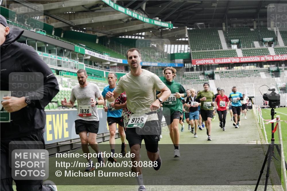 05.10.2025 - 20. swb-Marathon Bremen Michael Burmester http://msf.ph/oto/9330888 05.10.2025 13:03:12 Laufen im Stadion 227, 293, 375, 396, 527, 616, 721, 725, 764, 828, 1121, 1178, 1275, 1405, 1425, 1469, 1507, 1568, 1670, 1705, 1733, 1836, 1944, 2357, 2393, 2407, 2597, 2696, 2772, 2791, 2960, 2984, 3019, 3147, 3313, 3424, 3917, 4026, 4321, 4322, 4714, 4767, 4769, 4885, 5410, 5431, 5527, 5755, 5763, 5867, 5884, 6138, 6215, 6417, 6481, 6666, 7217, 7315, 7316, 7407, 7433, 7540, 7607, 7653, 7659, 8375, 8526, 8957, 97, 518, 729, 843, 921, 1704, 2272, 2774, 3217, 4129, 4847 meine-sportfotos.de