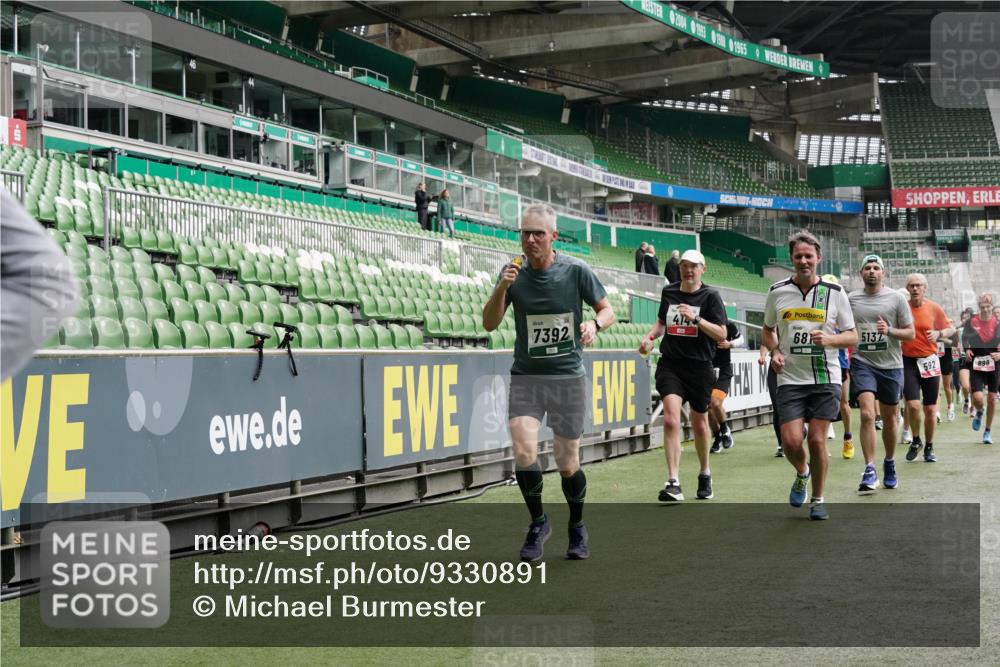 05.10.2025 - 20. swb-Marathon Bremen Michael Burmester http://msf.ph/oto/9330891 05.10.2025 13:03:55 Laufen im Stadion 360, 396, 414, 527, 592, 725, 898, 958, 1019, 1067, 1084, 1178, 1275, 1331, 1336, 1413, 1425, 1468, 1469, 1507, 1514, 1695, 1705, 1852, 1914, 1975, 2016, 2339, 2375, 2567, 2597, 2696, 2791, 3037, 3072, 3313, 3485, 4005, 4053, 4087, 4335, 4453, 4462, 4524, 4528, 4637, 4638, 4651, 4767, 4769, 4793, 4840, 5043, 5137, 5162, 5212, 5236, 5343, 5410, 5431, 5489, 5523, 5763, 5832, 5966, 5969, 6011, 6138, 6145, 6287, 6414, 6447, 6529, 6584, 6635, 7607, 7653, 227, 375 meine-sportfotos.de