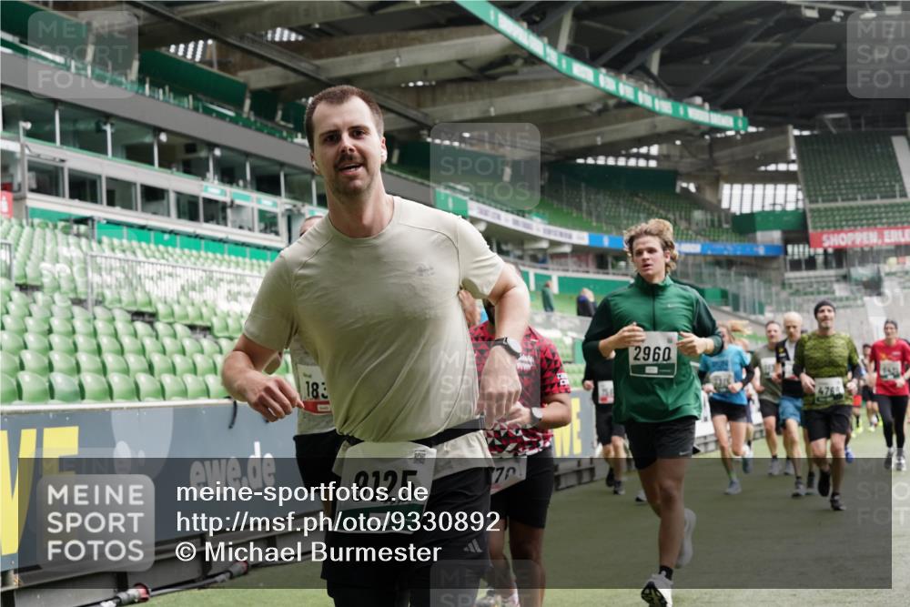 05.10.2025 - 20. swb-Marathon Bremen Michael Burmester http://msf.ph/oto/9330892 05.10.2025 13:03:13 Laufen im Stadion 227, 293, 375, 396, 527, 616, 721, 725, 764, 828, 1121, 1178, 1275, 1405, 1425, 1469, 1507, 1568, 1670, 1705, 1733, 1836, 1944, 2357, 2375, 2393, 2407, 2597, 2696, 2772, 2791, 2960, 2984, 3019, 3147, 3313, 3424, 3917, 4026, 4321, 4322, 4714, 4767, 4769, 4885, 5410, 5431, 5527, 5755, 5763, 5867, 5884, 6138, 6215, 6417, 6481, 6666, 7315, 7316, 7407, 7433, 7540, 7607, 7653, 7659, 8375, 8526, 8957, 97, 518, 729, 843, 921, 1704, 2272, 2772, 2774, 3217, 4129, 4847 meine-sportfotos.de