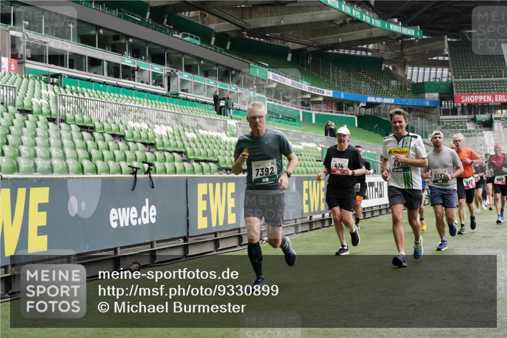 05.10.2025 - 20. swb-Marathon Bremen Michael Burmester http://msf.ph/oto/9330899 05.10.2025 13:03:55 Laufen im Stadion 360, 396, 414, 527, 592, 725, 898, 958, 1019, 1067, 1084, 1178, 1275, 1331, 1336, 1413, 1425, 1468, 1469, 1507, 1514, 1695, 1705, 1852, 1914, 1975, 2016, 2339, 2375, 2567, 2597, 2696, 2791, 3037, 3072, 3313, 3485, 4005, 4053, 4087, 4335, 4453, 4462, 4524, 4528, 4637, 4638, 4651, 4767, 4769, 4793, 4840, 5043, 5137, 5162, 5212, 5236, 5343, 5410, 5431, 5489, 5523, 5763, 5832, 5966, 5969, 6011, 6138, 6145, 6287, 6414, 6447, 6529, 6584, 6635, 7607, 7653, 227, 375 meine-sportfotos.de