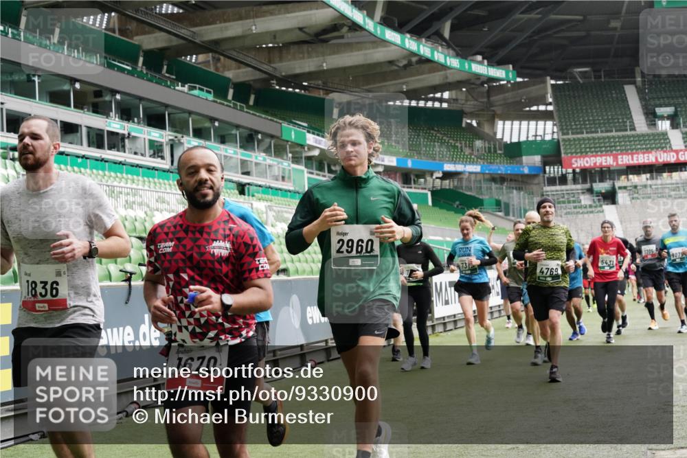05.10.2025 - 20. swb-Marathon Bremen Michael Burmester http://msf.ph/oto/9330900 05.10.2025 13:03:13 Laufen im Stadion 227, 293, 375, 396, 527, 616, 721, 725, 764, 828, 1121, 1178, 1275, 1405, 1425, 1469, 1507, 1568, 1670, 1705, 1733, 1836, 1944, 2357, 2375, 2393, 2407, 2597, 2696, 2772, 2791, 2960, 2984, 3019, 3147, 3313, 3424, 3917, 4026, 4321, 4322, 4714, 4767, 4769, 4885, 5410, 5431, 5527, 5755, 5763, 5867, 5884, 6138, 6215, 6417, 6481, 6666, 7315, 7316, 7407, 7433, 7540, 7607, 7653, 7659, 8375, 8526, 8957, 97, 518, 729, 843, 921, 1704, 2272, 2772, 2774, 3217, 4129, 4847 meine-sportfotos.de