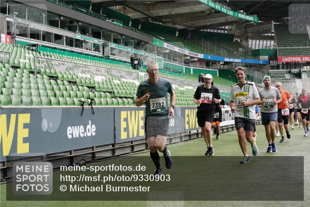 05.10.2025 - 20. swb-Marathon Bremen Michael Burmester http://msf.ph/oto/9330903 05.10.2025 13:03:55 Laufen im Stadion 360, 396, 414, 527, 592, 725, 898, 958, 1019, 1067, 1084, 1178, 1275, 1331, 1336, 1413, 1425, 1468, 1469, 1507, 1514, 1695, 1705, 1852, 1914, 1975, 2016, 2339, 2375, 2567, 2597, 2696, 2791, 3037, 3072, 3313, 3485, 4005, 4053, 4087, 4335, 4453, 4462, 4524, 4528, 4637, 4638, 4651, 4767, 4769, 4793, 4840, 5043, 5137, 5162, 5212, 5236, 5343, 5410, 5431, 5489, 5523, 5763, 5832, 5966, 5969, 6011, 6138, 6145, 6287, 6414, 6447, 6529, 6584, 6635, 7607, 7653, 227, 375 meine-sportfotos.de