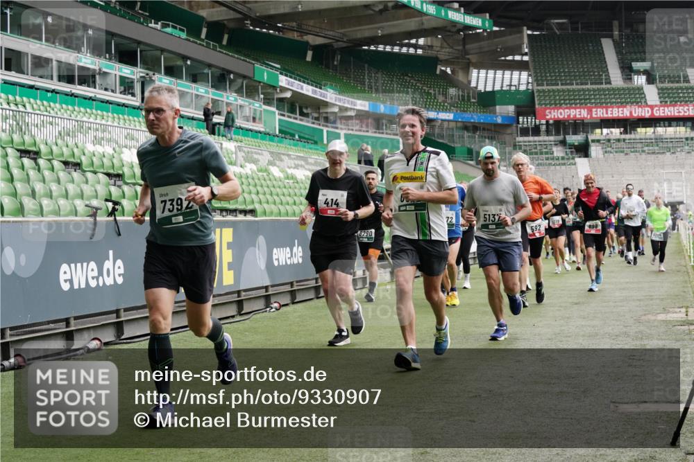 05.10.2025 - 20. swb-Marathon Bremen Michael Burmester http://msf.ph/oto/9330907 05.10.2025 13:03:56 Laufen im Stadion 360, 396, 414, 527, 592, 725, 898, 958, 1019, 1067, 1084, 1178, 1275, 1331, 1336, 1413, 1425, 1468, 1469, 1507, 1514, 1695, 1705, 1852, 1914, 1975, 2016, 2339, 2375, 2567, 2597, 2696, 2791, 3037, 3072, 3313, 3485, 4005, 4053, 4087, 4335, 4453, 4462, 4524, 4528, 4637, 4638, 4651, 4767, 4793, 4840, 5043, 5137, 5162, 5212, 5236, 5343, 5410, 5431, 5489, 5523, 5763, 5832, 5966, 5969, 6011, 6138, 6145, 6287, 6414, 6447, 6529, 6584, 6635, 7607, 7653, 227, 375 meine-sportfotos.de