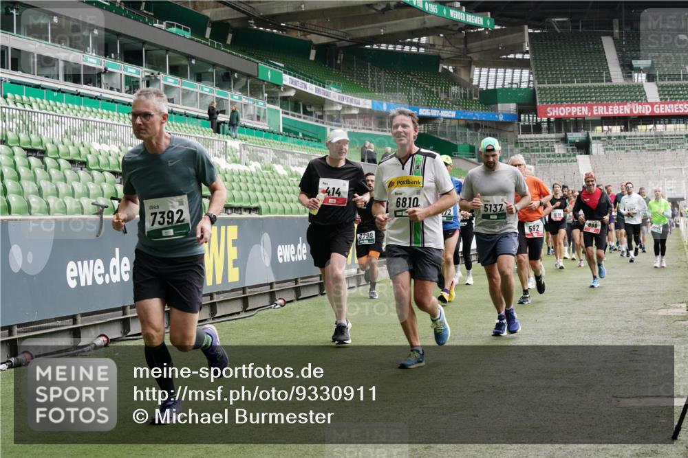 05.10.2025 - 20. swb-Marathon Bremen Michael Burmester http://msf.ph/oto/9330911 05.10.2025 13:03:56 Laufen im Stadion 360, 396, 414, 527, 592, 725, 898, 958, 1019, 1067, 1084, 1178, 1275, 1331, 1336, 1413, 1425, 1468, 1469, 1507, 1514, 1695, 1705, 1852, 1914, 1975, 2016, 2339, 2375, 2567, 2597, 2696, 2791, 3037, 3072, 3313, 3485, 4005, 4053, 4087, 4335, 4453, 4462, 4524, 4528, 4637, 4638, 4651, 4767, 4793, 4840, 5043, 5137, 5162, 5212, 5236, 5343, 5410, 5431, 5489, 5523, 5763, 5832, 5966, 5969, 6011, 6138, 6145, 6287, 6414, 6447, 6529, 6584, 6635, 7607, 7653, 227, 375 meine-sportfotos.de