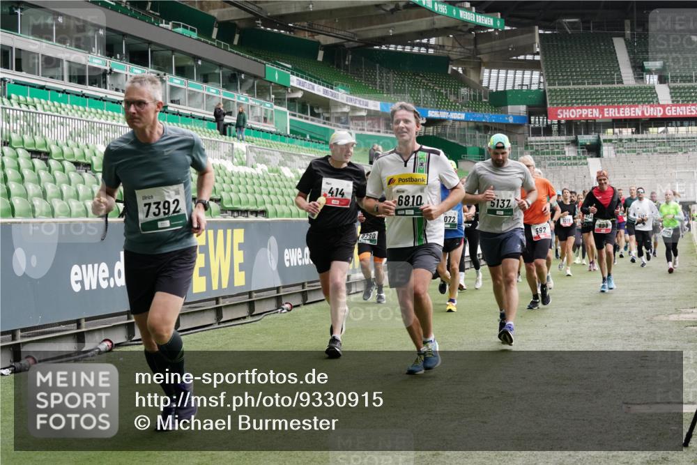 05.10.2025 - 20. swb-Marathon Bremen Michael Burmester http://msf.ph/oto/9330915 05.10.2025 13:03:56 Laufen im Stadion 360, 396, 414, 527, 592, 725, 898, 958, 1019, 1067, 1084, 1178, 1275, 1331, 1336, 1413, 1425, 1468, 1469, 1507, 1514, 1695, 1705, 1852, 1914, 1975, 2016, 2339, 2375, 2567, 2597, 2696, 2791, 3037, 3072, 3313, 3485, 4005, 4053, 4087, 4335, 4453, 4462, 4524, 4528, 4637, 4638, 4651, 4767, 4793, 4840, 5043, 5137, 5162, 5212, 5236, 5343, 5410, 5431, 5489, 5523, 5763, 5832, 5966, 5969, 6011, 6138, 6145, 6287, 6414, 6447, 6529, 6584, 6635, 7607, 7653, 227, 375 meine-sportfotos.de