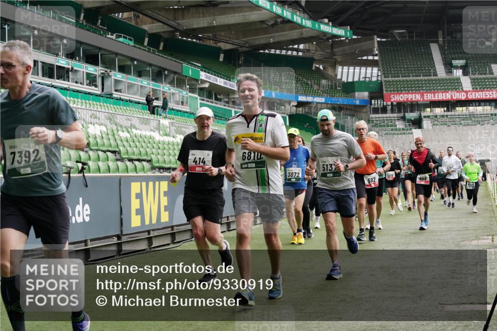05.10.2025 - 20. swb-Marathon Bremen Michael Burmester http://msf.ph/oto/9330919 05.10.2025 13:03:57 Laufen im Stadion 360, 396, 414, 527, 592, 725, 898, 958, 1019, 1067, 1084, 1178, 1275, 1331, 1336, 1413, 1425, 1468, 1469, 1507, 1514, 1695, 1705, 1852, 1914, 1975, 2016, 2339, 2375, 2567, 2597, 2696, 2791, 3037, 3072, 3313, 3485, 4005, 4053, 4087, 4335, 4453, 4462, 4524, 4528, 4637, 4638, 4651, 4767, 4793, 4840, 5043, 5137, 5162, 5212, 5236, 5343, 5410, 5431, 5489, 5523, 5763, 5832, 5966, 5969, 6011, 6138, 6145, 6287, 6414, 6447, 6529, 6584, 6635, 7607, 227, 375, 2597 meine-sportfotos.de