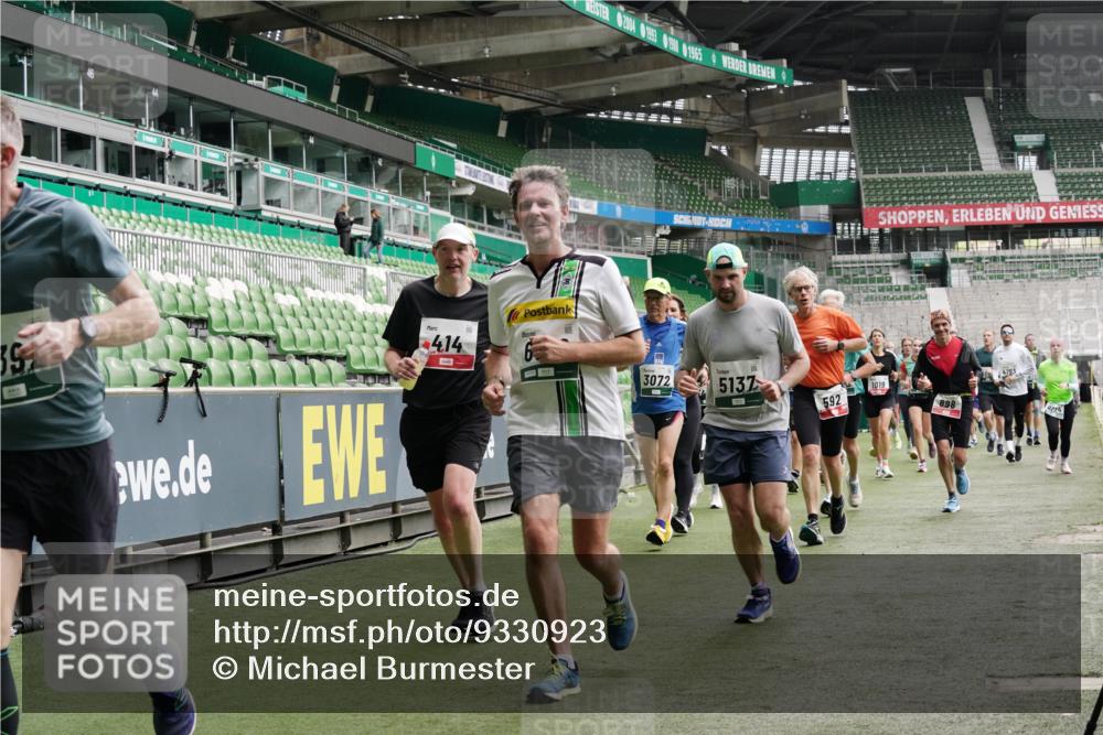 05.10.2025 - 20. swb-Marathon Bremen Michael Burmester http://msf.ph/oto/9330923 05.10.2025 13:03:57 Laufen im Stadion 360, 396, 414, 527, 592, 725, 898, 958, 1019, 1067, 1084, 1178, 1275, 1331, 1336, 1413, 1425, 1468, 1469, 1507, 1514, 1695, 1705, 1852, 1914, 1975, 2016, 2339, 2375, 2567, 2597, 2696, 2791, 3037, 3072, 3313, 3485, 4005, 4053, 4087, 4335, 4453, 4462, 4524, 4528, 4637, 4638, 4651, 4767, 4793, 4840, 5043, 5137, 5162, 5212, 5236, 5343, 5410, 5431, 5489, 5523, 5763, 5832, 5966, 5969, 6011, 6138, 6145, 6287, 6414, 6447, 6529, 6584, 6635, 7607, 227, 375, 2597 meine-sportfotos.de