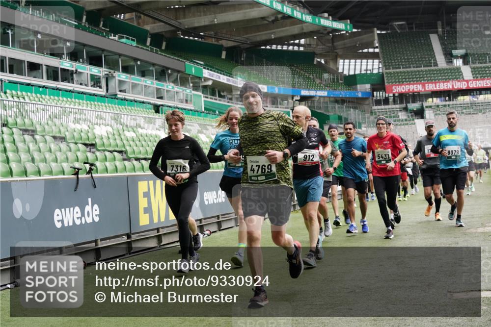 05.10.2025 - 20. swb-Marathon Bremen Michael Burmester http://msf.ph/oto/9330924 05.10.2025 13:03:15 Laufen im Stadion 227, 293, 375, 396, 527, 616, 721, 725, 764, 828, 1067, 1121, 1178, 1275, 1331, 1405, 1425, 1469, 1507, 1568, 1670, 1705, 1733, 1836, 1944, 2339, 2357, 2375, 2393, 2407, 2597, 2696, 2791, 2960, 2984, 3019, 3147, 3313, 3424, 4026, 4321, 4714, 4767, 4769, 4885, 5410, 5431, 5523, 5527, 5755, 5763, 5867, 5884, 6138, 6215, 6417, 6481, 6666, 7315, 7316, 7407, 7540, 7607, 7653, 8375, 8526, 8957, 97, 518, 729, 843, 921, 1704, 2772, 2774, 3217, 3917, 4129, 4847 meine-sportfotos.de