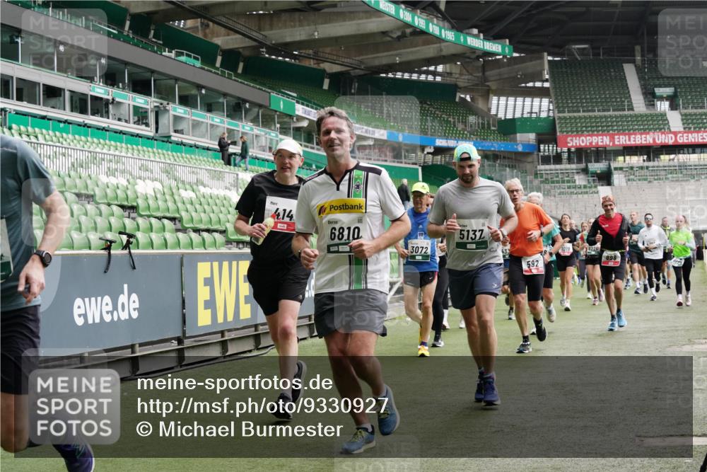 05.10.2025 - 20. swb-Marathon Bremen Michael Burmester http://msf.ph/oto/9330927 05.10.2025 13:03:57 Laufen im Stadion 360, 396, 414, 527, 592, 725, 898, 958, 1019, 1067, 1084, 1178, 1275, 1331, 1336, 1413, 1425, 1468, 1469, 1507, 1514, 1695, 1705, 1852, 1914, 1975, 2016, 2339, 2375, 2567, 2597, 2696, 2791, 3037, 3072, 3313, 3485, 4005, 4053, 4087, 4335, 4453, 4462, 4524, 4528, 4637, 4638, 4651, 4767, 4793, 4840, 5043, 5137, 5162, 5212, 5236, 5343, 5410, 5431, 5489, 5523, 5763, 5832, 5966, 5969, 6011, 6138, 6145, 6287, 6414, 6447, 6529, 6584, 6635, 7607, 227, 375, 2597 meine-sportfotos.de