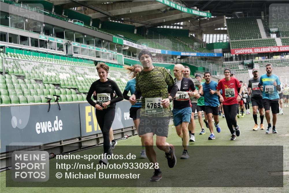 05.10.2025 - 20. swb-Marathon Bremen Michael Burmester http://msf.ph/oto/9330928 05.10.2025 13:03:15 Laufen im Stadion 227, 293, 375, 396, 527, 616, 721, 725, 764, 828, 1067, 1121, 1178, 1275, 1331, 1405, 1425, 1469, 1507, 1568, 1670, 1705, 1733, 1836, 1944, 2339, 2357, 2375, 2393, 2407, 2597, 2696, 2791, 2960, 2984, 3019, 3147, 3313, 3424, 4026, 4321, 4714, 4767, 4769, 4885, 5410, 5431, 5523, 5527, 5755, 5763, 5867, 5884, 6138, 6215, 6417, 6481, 6666, 7315, 7316, 7407, 7540, 7607, 7653, 8375, 8526, 8957, 97, 518, 729, 843, 921, 1704, 2772, 2774, 3217, 3917, 4129, 4847 meine-sportfotos.de
