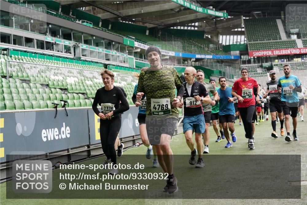 05.10.2025 - 20. swb-Marathon Bremen Michael Burmester http://msf.ph/oto/9330932 05.10.2025 13:03:16 Laufen im Stadion 227, 293, 375, 396, 527, 616, 721, 725, 764, 828, 1067, 1121, 1178, 1275, 1331, 1405, 1425, 1469, 1507, 1514, 1568, 1670, 1705, 1733, 1836, 1944, 2339, 2357, 2375, 2393, 2407, 2597, 2696, 2791, 2960, 2984, 3019, 3147, 3313, 3424, 4026, 4321, 4714, 4767, 4769, 4885, 5410, 5431, 5523, 5527, 5755, 5763, 5867, 5884, 6138, 6215, 6417, 6481, 6666, 7315, 7316, 7407, 7540, 7607, 7653, 8375, 8526, 8957, 97, 518, 729, 921, 1121, 1704, 2772, 2774, 3217, 3917, 4129, 4847 meine-sportfotos.de