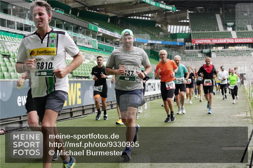 05.10.2025 - 20. swb-Marathon Bremen Michael Burmester http://msf.ph/oto/9330935 05.10.2025 13:03:58 Laufen im Stadion 360, 396, 414, 527, 592, 725, 898, 958, 1019, 1067, 1084, 1178, 1275, 1331, 1336, 1413, 1425, 1468, 1469, 1507, 1514, 1695, 1705, 1852, 1914, 1975, 1997, 2016, 2339, 2375, 2567, 2696, 2791, 3037, 3072, 3313, 3485, 4005, 4053, 4087, 4335, 4453, 4462, 4524, 4528, 4637, 4638, 4651, 4767, 4793, 4840, 5043, 5137, 5162, 5212, 5236, 5343, 5410, 5489, 5523, 5763, 5832, 5966, 5969, 6011, 6138, 6145, 6287, 6414, 6447, 6529, 6584, 6635, 7607, 227, 375, 2597 meine-sportfotos.de