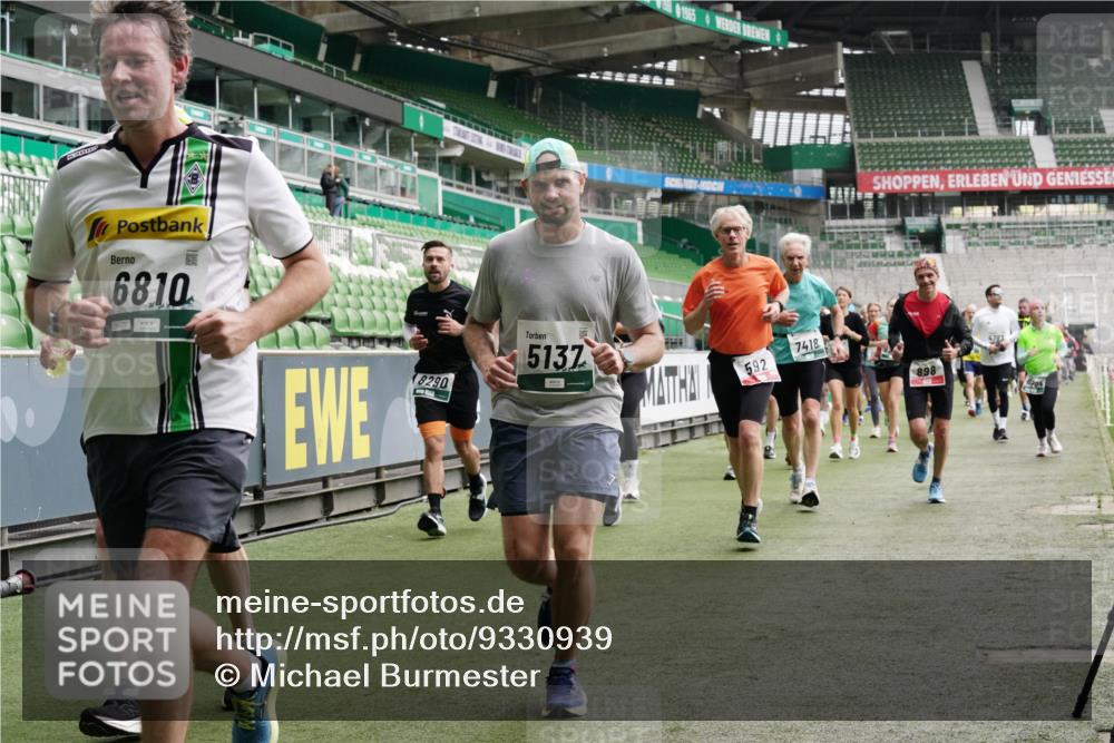 05.10.2025 - 20. swb-Marathon Bremen Michael Burmester http://msf.ph/oto/9330939 05.10.2025 13:03:58 Laufen im Stadion 360, 396, 414, 527, 592, 725, 898, 958, 1019, 1067, 1084, 1178, 1275, 1331, 1336, 1413, 1425, 1468, 1469, 1507, 1514, 1695, 1705, 1852, 1914, 1975, 1997, 2016, 2339, 2375, 2567, 2696, 2791, 3037, 3072, 3313, 3485, 4005, 4053, 4087, 4335, 4453, 4462, 4524, 4528, 4637, 4638, 4651, 4767, 4793, 4840, 5043, 5137, 5162, 5212, 5236, 5343, 5410, 5489, 5523, 5763, 5832, 5966, 5969, 6011, 6138, 6145, 6287, 6414, 6447, 6529, 6584, 6635, 7607, 227, 375, 2597 meine-sportfotos.de