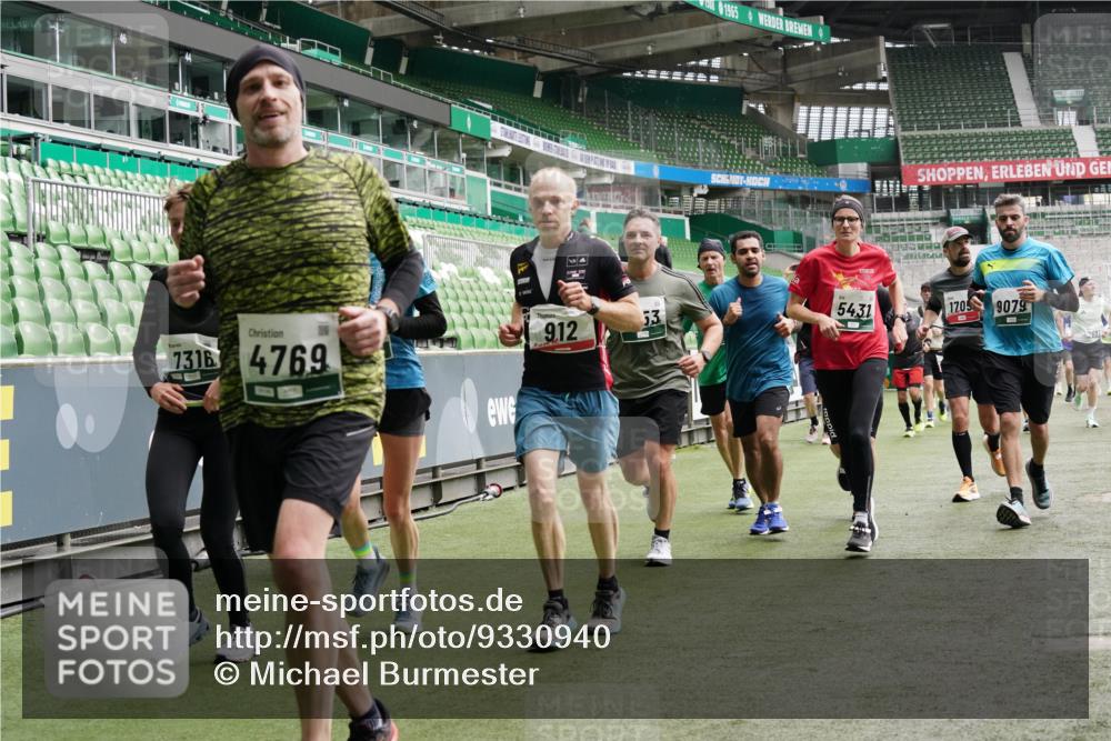 05.10.2025 - 20. swb-Marathon Bremen Michael Burmester http://msf.ph/oto/9330940 05.10.2025 13:03:16 Laufen im Stadion 227, 293, 375, 396, 527, 616, 721, 725, 764, 828, 1067, 1121, 1178, 1275, 1331, 1405, 1425, 1469, 1507, 1514, 1568, 1670, 1705, 1733, 1836, 1944, 2339, 2357, 2375, 2393, 2407, 2597, 2696, 2791, 2960, 2984, 3019, 3147, 3313, 3424, 4026, 4321, 4714, 4767, 4769, 4885, 5410, 5431, 5523, 5527, 5755, 5763, 5867, 5884, 6138, 6215, 6417, 6481, 6666, 7315, 7316, 7407, 7540, 7607, 7653, 8375, 8526, 8957, 97, 518, 729, 921, 1121, 1704, 2772, 2774, 3217, 3917, 4129, 4847 meine-sportfotos.de