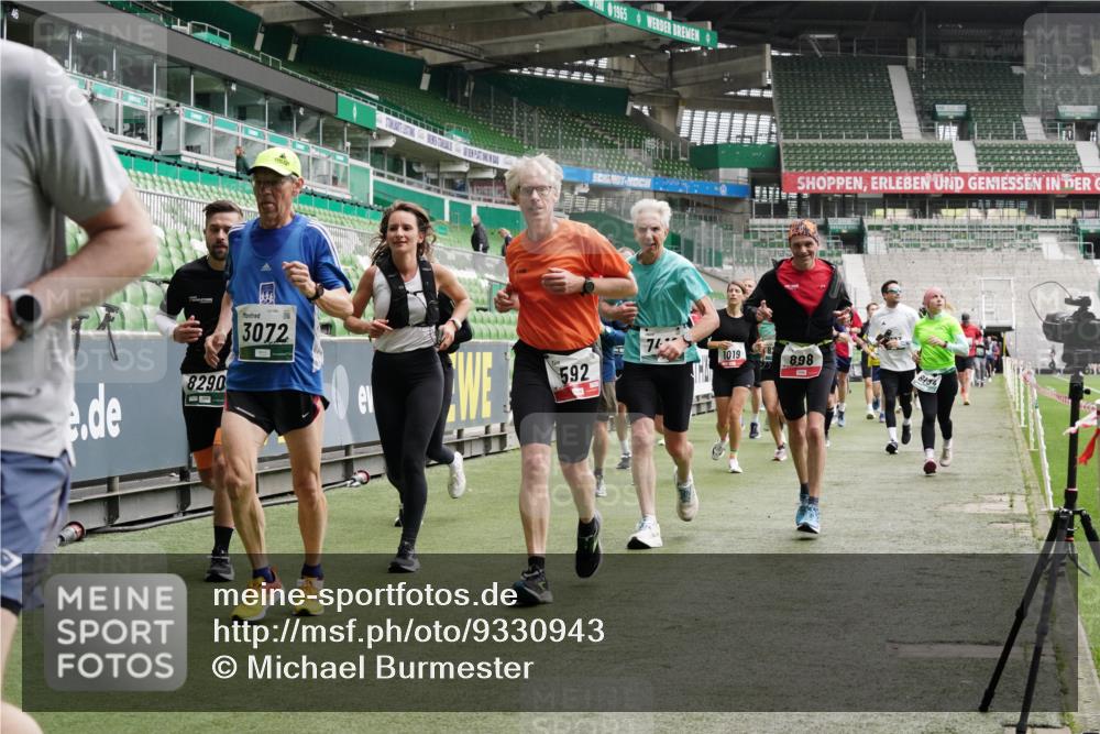 05.10.2025 - 20. swb-Marathon Bremen Michael Burmester http://msf.ph/oto/9330943 05.10.2025 13:03:59 Laufen im Stadion 360, 396, 414, 527, 592, 725, 898, 958, 1019, 1067, 1080, 1084, 1178, 1275, 1331, 1336, 1413, 1425, 1468, 1469, 1507, 1514, 1695, 1705, 1852, 1914, 1975, 1997, 2016, 2339, 2375, 2567, 2696, 2791, 3037, 3072, 3313, 3485, 4005, 4053, 4087, 4335, 4453, 4462, 4524, 4528, 4637, 4638, 4651, 4767, 4793, 4840, 5043, 5137, 5162, 5212, 5236, 5343, 5410, 5489, 5523, 5832, 5966, 5969, 6011, 6138, 6145, 6287, 6414, 6447, 6529, 6584, 6635, 7607, 227, 375, 2597 meine-sportfotos.de
