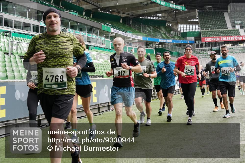 05.10.2025 - 20. swb-Marathon Bremen Michael Burmester http://msf.ph/oto/9330944 05.10.2025 13:03:16 Laufen im Stadion 227, 293, 375, 396, 527, 616, 721, 725, 764, 828, 1067, 1121, 1178, 1275, 1331, 1405, 1425, 1469, 1507, 1514, 1568, 1670, 1705, 1733, 1836, 1944, 2339, 2357, 2375, 2393, 2407, 2597, 2696, 2791, 2960, 2984, 3019, 3147, 3313, 3424, 4026, 4321, 4714, 4767, 4769, 4885, 5410, 5431, 5523, 5527, 5755, 5763, 5867, 5884, 6138, 6215, 6417, 6481, 6666, 7315, 7316, 7407, 7540, 7607, 7653, 8375, 8526, 8957, 97, 518, 729, 921, 1121, 1704, 2772, 2774, 3217, 3917, 4129, 4847 meine-sportfotos.de
