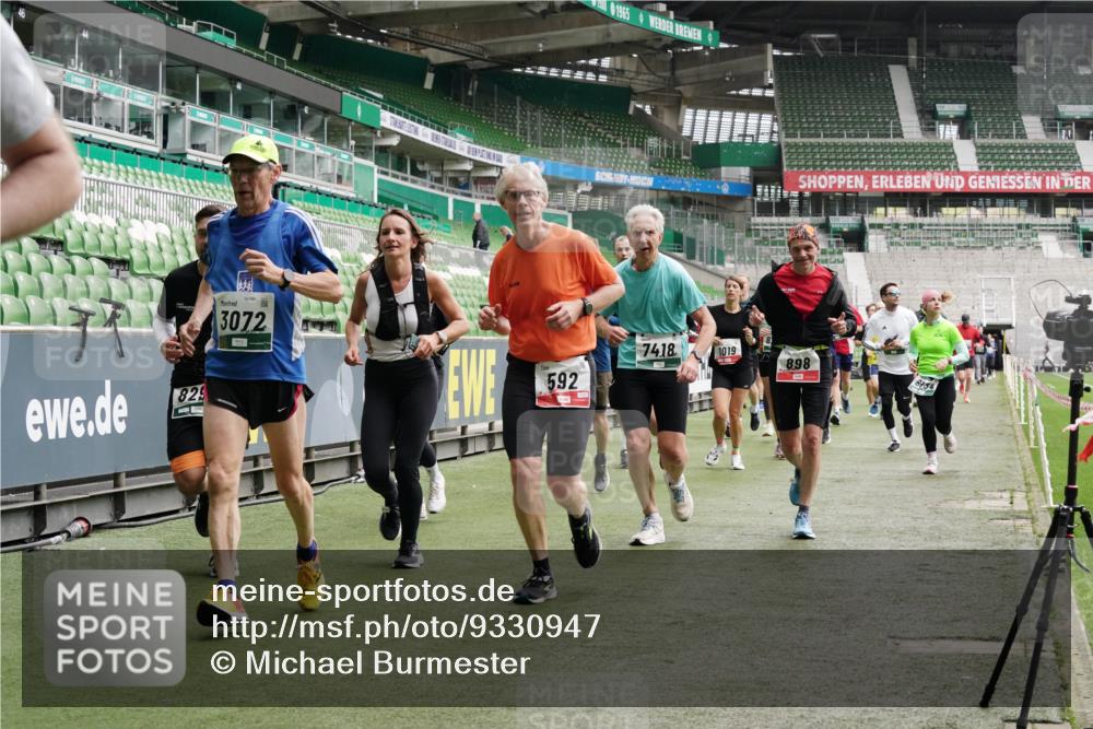 05.10.2025 - 20. swb-Marathon Bremen Michael Burmester http://msf.ph/oto/9330947 05.10.2025 13:03:59 Laufen im Stadion 360, 396, 414, 527, 592, 725, 898, 958, 1019, 1067, 1080, 1084, 1178, 1275, 1331, 1336, 1413, 1425, 1468, 1469, 1507, 1514, 1695, 1705, 1852, 1914, 1975, 1997, 2016, 2339, 2375, 2567, 2696, 2791, 3037, 3072, 3313, 3485, 4005, 4053, 4087, 4335, 4453, 4462, 4524, 4528, 4637, 4638, 4651, 4767, 4793, 4840, 5043, 5137, 5162, 5212, 5236, 5343, 5410, 5489, 5523, 5832, 5966, 5969, 6011, 6138, 6145, 6287, 6414, 6447, 6529, 6584, 6635, 7607, 227, 375, 2597 meine-sportfotos.de