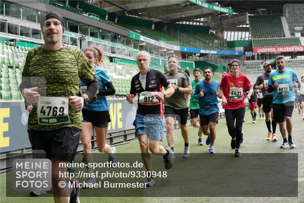 05.10.2025 - 20. swb-Marathon Bremen Michael Burmester http://msf.ph/oto/9330948 05.10.2025 13:03:16 Laufen im Stadion 227, 293, 375, 396, 527, 616, 721, 725, 764, 828, 1067, 1121, 1178, 1275, 1331, 1405, 1425, 1469, 1507, 1514, 1568, 1670, 1705, 1733, 1836, 1944, 2339, 2357, 2375, 2393, 2407, 2597, 2696, 2791, 2960, 2984, 3019, 3147, 3313, 3424, 4026, 4321, 4714, 4767, 4769, 4885, 5410, 5431, 5523, 5527, 5755, 5763, 5867, 5884, 6138, 6215, 6417, 6481, 6666, 7315, 7316, 7407, 7540, 7607, 7653, 8375, 8526, 8957, 97, 518, 729, 921, 1121, 1704, 2772, 2774, 3217, 3917, 4129, 4847 meine-sportfotos.de