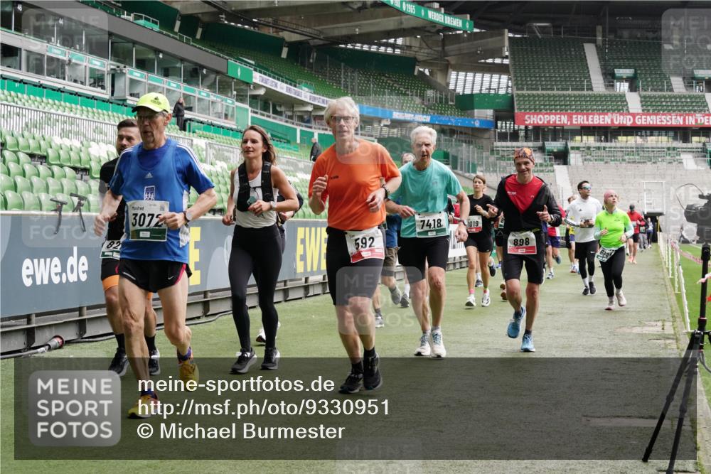 05.10.2025 - 20. swb-Marathon Bremen Michael Burmester http://msf.ph/oto/9330951 05.10.2025 13:03:59 Laufen im Stadion 360, 396, 414, 527, 592, 725, 898, 958, 1019, 1067, 1080, 1084, 1178, 1275, 1331, 1336, 1413, 1425, 1468, 1469, 1507, 1514, 1695, 1705, 1852, 1914, 1975, 1997, 2016, 2339, 2375, 2567, 2696, 2791, 3037, 3072, 3313, 3485, 4005, 4053, 4087, 4335, 4453, 4462, 4524, 4528, 4637, 4638, 4651, 4767, 4793, 4840, 5043, 5137, 5162, 5212, 5236, 5343, 5410, 5489, 5523, 5832, 5966, 5969, 6011, 6138, 6145, 6287, 6414, 6447, 6529, 6584, 6635, 7607, 227, 375, 2597 meine-sportfotos.de