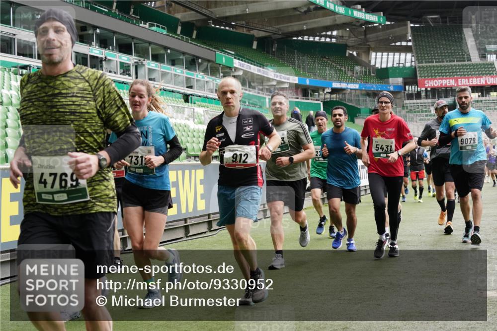 05.10.2025 - 20. swb-Marathon Bremen Michael Burmester http://msf.ph/oto/9330952 05.10.2025 13:03:17 Laufen im Stadion 227, 293, 375, 396, 527, 616, 721, 725, 764, 828, 958, 1067, 1178, 1275, 1331, 1405, 1425, 1469, 1507, 1514, 1568, 1670, 1705, 1733, 1836, 1944, 2339, 2357, 2375, 2393, 2407, 2597, 2696, 2791, 2960, 2984, 3019, 3147, 3313, 3424, 4026, 4321, 4714, 4767, 4769, 4885, 5410, 5431, 5523, 5527, 5755, 5763, 5867, 5884, 6138, 6215, 6417, 6481, 6666, 7315, 7316, 7407, 7540, 7607, 7653, 8375, 8526, 8957, 97, 518, 729, 921, 1121, 1704, 1733, 2772, 2774, 3217, 3917, 4129, 4847 meine-sportfotos.de