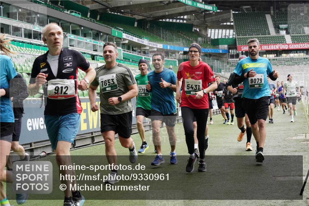 05.10.2025 - 20. swb-Marathon Bremen Michael Burmester http://msf.ph/oto/9330961 05.10.2025 13:03:17 Laufen im Stadion 227, 293, 375, 396, 527, 616, 721, 725, 764, 828, 958, 1067, 1178, 1275, 1331, 1405, 1425, 1469, 1507, 1514, 1568, 1670, 1705, 1733, 1836, 1944, 2339, 2357, 2375, 2393, 2407, 2597, 2696, 2791, 2960, 2984, 3019, 3147, 3313, 3424, 4026, 4321, 4714, 4767, 4769, 4885, 5410, 5431, 5523, 5527, 5755, 5763, 5867, 5884, 6138, 6215, 6417, 6481, 6666, 7315, 7316, 7407, 7540, 7607, 7653, 8375, 8526, 8957, 97, 518, 729, 921, 1121, 1704, 1733, 2772, 2774, 3217, 3917, 4129, 4847 meine-sportfotos.de