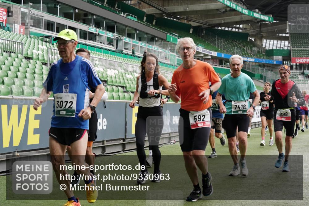 05.10.2025 - 20. swb-Marathon Bremen Michael Burmester http://msf.ph/oto/9330963 05.10.2025 13:04:00 Laufen im Stadion 360, 396, 414, 470, 527, 592, 725, 898, 958, 1019, 1067, 1080, 1084, 1178, 1275, 1331, 1336, 1413, 1425, 1468, 1469, 1507, 1514, 1695, 1852, 1914, 1975, 1997, 2016, 2333, 2339, 2375, 2567, 2617, 2696, 2791, 3037, 3072, 3313, 3485, 4005, 4053, 4087, 4335, 4453, 4462, 4524, 4528, 4637, 4638, 4651, 4767, 4793, 4840, 4928, 5043, 5137, 5162, 5212, 5236, 5343, 5410, 5489, 5523, 5832, 5966, 5969, 6011, 6138, 6145, 6287, 6414, 6447, 6529, 6584, 6635, 7607, 227, 375, 2597 meine-sportfotos.de