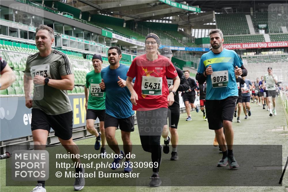 05.10.2025 - 20. swb-Marathon Bremen Michael Burmester http://msf.ph/oto/9330969 05.10.2025 13:03:18 Laufen im Stadion 227, 293, 375, 396, 527, 616, 721, 725, 764, 828, 958, 1067, 1178, 1275, 1331, 1405, 1425, 1469, 1507, 1514, 1568, 1670, 1705, 1836, 1944, 2339, 2357, 2375, 2393, 2407, 2597, 2696, 2791, 2960, 2984, 3019, 3147, 3313, 3424, 4026, 4321, 4714, 4767, 4769, 5410, 5431, 5523, 5527, 5755, 5763, 5867, 5884, 6138, 6215, 6417, 6447, 6481, 6666, 7315, 7316, 7407, 7540, 7607, 7653, 8375, 8526, 8957, 97, 518, 729, 921, 1121, 1704, 1733, 2772, 2774, 3424, 3917, 4129, 4847 meine-sportfotos.de