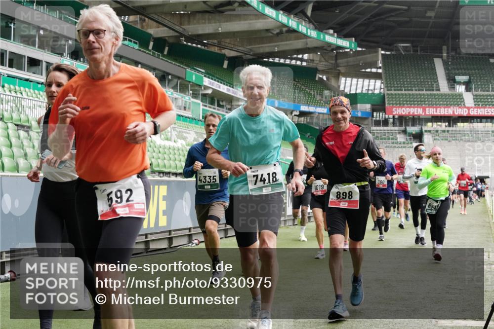 05.10.2025 - 20. swb-Marathon Bremen Michael Burmester http://msf.ph/oto/9330975 05.10.2025 13:04:01 Laufen im Stadion 360, 396, 414, 470, 527, 592, 725, 898, 958, 1019, 1067, 1080, 1084, 1275, 1331, 1336, 1413, 1468, 1469, 1478, 1507, 1514, 1695, 1852, 1914, 1975, 1997, 2016, 2333, 2339, 2375, 2567, 2617, 2696, 3037, 3072, 3313, 3485, 4005, 4053, 4087, 4335, 4453, 4462, 4524, 4528, 4637, 4638, 4651, 4767, 4793, 4803, 4840, 4928, 5043, 5137, 5162, 5212, 5236, 5343, 5410, 5489, 5523, 5832, 5966, 5969, 6011, 6138, 6145, 6287, 6414, 6447, 6529, 6584, 6635, 7607, 227, 375, 2597 meine-sportfotos.de
