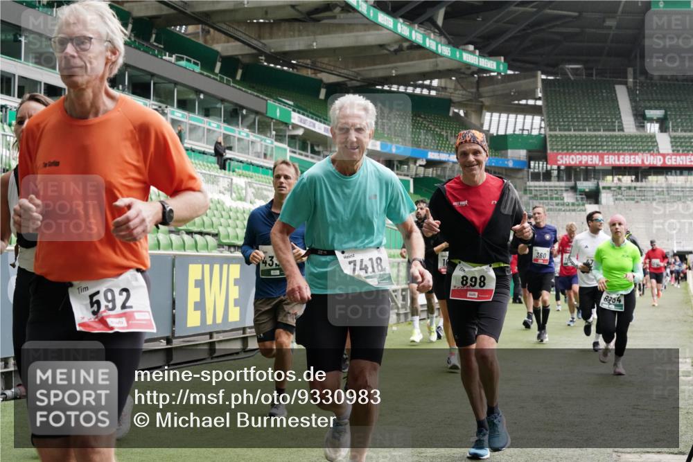 05.10.2025 - 20. swb-Marathon Bremen Michael Burmester http://msf.ph/oto/9330983 05.10.2025 13:04:01 Laufen im Stadion 360, 396, 414, 470, 527, 592, 725, 898, 958, 1019, 1067, 1080, 1084, 1275, 1331, 1336, 1413, 1468, 1469, 1478, 1507, 1514, 1695, 1852, 1914, 1975, 1997, 2016, 2333, 2339, 2375, 2567, 2617, 2696, 3037, 3072, 3313, 3485, 4005, 4053, 4087, 4335, 4453, 4462, 4524, 4528, 4637, 4638, 4651, 4767, 4793, 4803, 4840, 4928, 5043, 5137, 5162, 5212, 5236, 5343, 5410, 5489, 5523, 5832, 5966, 5969, 6011, 6138, 6145, 6287, 6414, 6447, 6529, 6584, 6635, 7607, 227, 375, 2597 meine-sportfotos.de