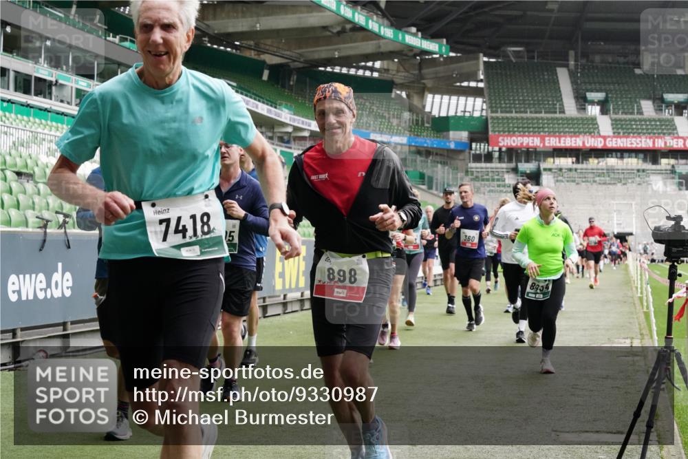 05.10.2025 - 20. swb-Marathon Bremen Michael Burmester http://msf.ph/oto/9330987 05.10.2025 13:04:02 Laufen im Stadion 360, 396, 414, 470, 527, 592, 725, 898, 958, 1019, 1067, 1080, 1084, 1275, 1331, 1336, 1413, 1468, 1478, 1507, 1514, 1695, 1852, 1914, 1975, 1997, 2016, 2333, 2339, 2375, 2567, 2617, 2696, 3037, 3072, 3313, 3485, 4005, 4053, 4087, 4335, 4453, 4462, 4524, 4528, 4637, 4638, 4651, 4767, 4793, 4803, 4840, 4928, 5043, 5137, 5162, 5212, 5236, 5343, 5410, 5489, 5523, 5832, 5966, 5969, 6011, 6138, 6145, 6287, 6414, 6447, 6529, 6584, 6635, 7607, 227, 375, 396, 2597 meine-sportfotos.de