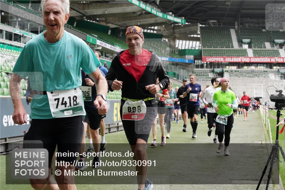 05.10.2025 - 20. swb-Marathon Bremen Michael Burmester http://msf.ph/oto/9330991 05.10.2025 13:04:02 Laufen im Stadion 360, 396, 414, 470, 527, 592, 725, 898, 958, 1019, 1067, 1080, 1084, 1275, 1331, 1336, 1413, 1468, 1478, 1507, 1514, 1695, 1852, 1914, 1975, 1997, 2016, 2333, 2339, 2375, 2567, 2617, 2696, 3037, 3072, 3313, 3485, 4005, 4053, 4087, 4335, 4453, 4462, 4524, 4528, 4637, 4638, 4651, 4767, 4793, 4803, 4840, 4928, 5043, 5137, 5162, 5212, 5236, 5343, 5410, 5489, 5523, 5832, 5966, 5969, 6011, 6138, 6145, 6287, 6414, 6447, 6529, 6584, 6635, 7607, 227, 375, 396, 2597 meine-sportfotos.de