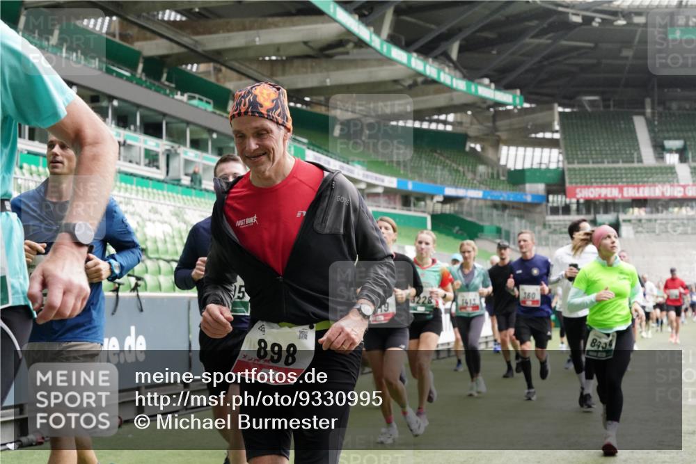 05.10.2025 - 20. swb-Marathon Bremen Michael Burmester http://msf.ph/oto/9330995 05.10.2025 13:04:02 Laufen im Stadion 360, 396, 414, 470, 527, 592, 725, 898, 958, 1019, 1067, 1080, 1084, 1275, 1331, 1336, 1413, 1468, 1478, 1507, 1514, 1695, 1852, 1914, 1975, 1997, 2016, 2333, 2339, 2375, 2567, 2617, 2696, 3037, 3072, 3313, 3485, 4005, 4053, 4087, 4335, 4453, 4462, 4524, 4528, 4637, 4638, 4651, 4767, 4793, 4803, 4840, 4928, 5043, 5137, 5162, 5212, 5236, 5343, 5410, 5489, 5523, 5832, 5966, 5969, 6011, 6138, 6145, 6287, 6414, 6447, 6529, 6584, 6635, 7607, 227, 375, 396, 2597 meine-sportfotos.de