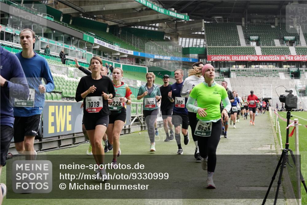 05.10.2025 - 20. swb-Marathon Bremen Michael Burmester http://msf.ph/oto/9330999 05.10.2025 13:04:03 Laufen im Stadion 100, 360, 414, 470, 592, 725, 898, 958, 1019, 1067, 1080, 1084, 1275, 1331, 1336, 1413, 1468, 1478, 1507, 1514, 1695, 1852, 1914, 1975, 1997, 2016, 2333, 2339, 2375, 2567, 2617, 3037, 3072, 3313, 3485, 4005, 4053, 4087, 4335, 4453, 4462, 4524, 4528, 4637, 4638, 4651, 4767, 4793, 4803, 4840, 4928, 5043, 5137, 5162, 5212, 5236, 5343, 5410, 5489, 5523, 5832, 5966, 5969, 6011, 6138, 6145, 6287, 6414, 6447, 6529, 6584, 6635, 7607, 227, 375, 396, 2597 meine-sportfotos.de