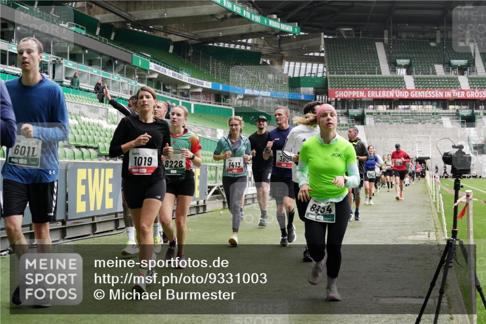 05.10.2025 - 20. swb-Marathon Bremen Michael Burmester http://msf.ph/oto/9331003 05.10.2025 13:04:03 Laufen im Stadion 100, 360, 414, 470, 592, 725, 898, 958, 1019, 1067, 1080, 1084, 1275, 1331, 1336, 1413, 1468, 1478, 1507, 1514, 1695, 1852, 1914, 1975, 1997, 2016, 2333, 2339, 2375, 2567, 2617, 3037, 3072, 3313, 3485, 4005, 4053, 4087, 4335, 4453, 4462, 4524, 4528, 4637, 4638, 4651, 4767, 4793, 4803, 4840, 4928, 5043, 5137, 5162, 5212, 5236, 5343, 5410, 5489, 5523, 5832, 5966, 5969, 6011, 6138, 6145, 6287, 6414, 6447, 6529, 6584, 6635, 7607, 227, 375, 396, 2597 meine-sportfotos.de
