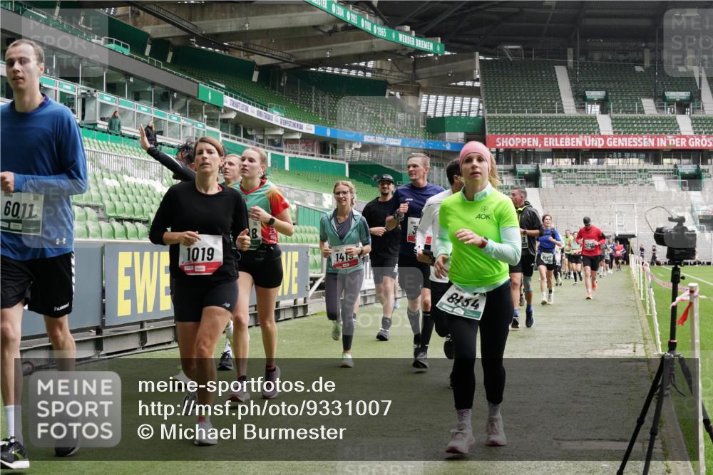 05.10.2025 - 20. swb-Marathon Bremen Michael Burmester http://msf.ph/oto/9331007 05.10.2025 13:04:03 Laufen im Stadion 100, 360, 414, 470, 592, 725, 898, 958, 1019, 1067, 1080, 1084, 1275, 1331, 1336, 1413, 1468, 1478, 1507, 1514, 1695, 1852, 1914, 1975, 1997, 2016, 2333, 2339, 2375, 2567, 2617, 3037, 3072, 3313, 3485, 4005, 4053, 4087, 4335, 4453, 4462, 4524, 4528, 4637, 4638, 4651, 4767, 4793, 4803, 4840, 4928, 5043, 5137, 5162, 5212, 5236, 5343, 5410, 5489, 5523, 5832, 5966, 5969, 6011, 6138, 6145, 6287, 6414, 6447, 6529, 6584, 6635, 7607, 227, 375, 396, 2597 meine-sportfotos.de