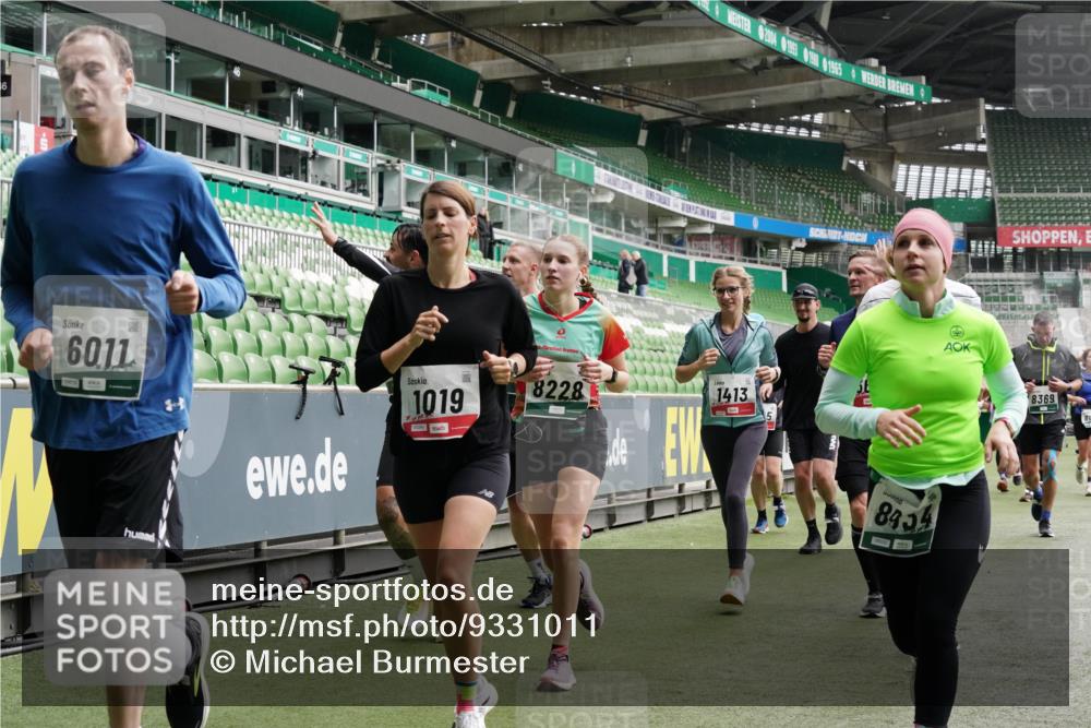 05.10.2025 - 20. swb-Marathon Bremen Michael Burmester http://msf.ph/oto/9331011 05.10.2025 13:04:04 Laufen im Stadion 100, 360, 414, 470, 592, 725, 898, 958, 1019, 1067, 1080, 1084, 1275, 1331, 1336, 1413, 1468, 1478, 1507, 1514, 1695, 1852, 1914, 1975, 1997, 2016, 2333, 2339, 2375, 2567, 2617, 3037, 3072, 3313, 3346, 3485, 4005, 4053, 4087, 4243, 4335, 4453, 4462, 4524, 4528, 4637, 4638, 4651, 4757, 4767, 4793, 4803, 4840, 4928, 5043, 5137, 5162, 5212, 5236, 5343, 5410, 5489, 5523, 5832, 5966, 5969, 6011, 6138, 6145, 6287, 6414, 6447, 6529, 6584, 6635, 227, 375, 396, 2597 meine-sportfotos.de
