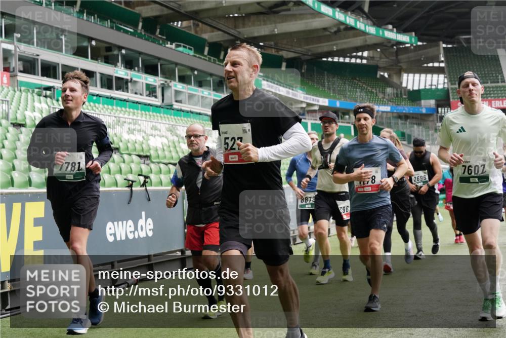 05.10.2025 - 20. swb-Marathon Bremen Michael Burmester http://msf.ph/oto/9331012 05.10.2025 13:03:23 Laufen im Stadion 227, 293, 375, 396, 527, 616, 721, 725, 764, 828, 958, 1067, 1178, 1275, 1331, 1336, 1405, 1425, 1469, 1507, 1514, 1568, 1670, 1705, 1836, 1944, 2016, 2339, 2357, 2375, 2407, 2567, 2597, 2696, 2791, 2960, 2984, 3019, 3147, 3313, 4026, 4321, 4714, 4767, 4769, 5410, 5431, 5523, 5527, 5755, 5763, 5867, 5884, 5966, 6138, 6215, 6414, 6417, 6447, 6481, 6666, 7315, 7316, 7407, 7540, 7607, 7653, 8375, 8526, 8957, 97, 518, 729, 1121, 1704, 1733, 2393, 2772, 3424, 3917, 4129 meine-sportfotos.de