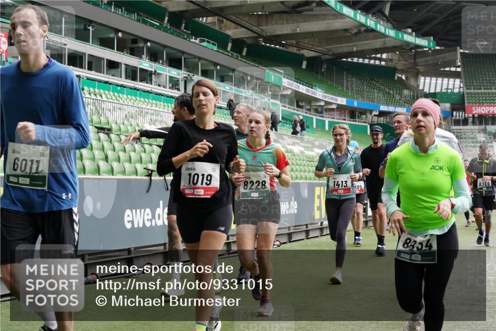 05.10.2025 - 20. swb-Marathon Bremen Michael Burmester http://msf.ph/oto/9331015 05.10.2025 13:04:04 Laufen im Stadion 100, 360, 414, 470, 592, 725, 898, 958, 1019, 1067, 1080, 1084, 1275, 1331, 1336, 1413, 1468, 1478, 1507, 1514, 1695, 1852, 1914, 1975, 1997, 2016, 2333, 2339, 2375, 2567, 2617, 3037, 3072, 3313, 3346, 3485, 4005, 4053, 4087, 4243, 4335, 4453, 4462, 4524, 4528, 4637, 4638, 4651, 4757, 4767, 4793, 4803, 4840, 4928, 5043, 5137, 5162, 5212, 5236, 5343, 5410, 5489, 5523, 5832, 5966, 5969, 6011, 6138, 6145, 6287, 6414, 6447, 6529, 6584, 6635, 227, 375, 396, 2597 meine-sportfotos.de