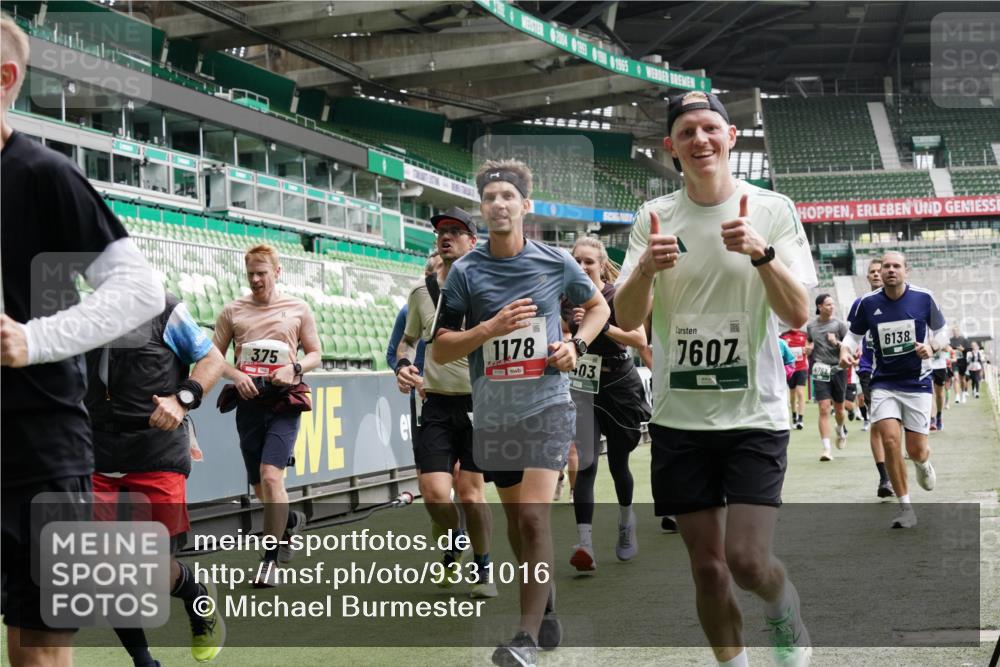 05.10.2025 - 20. swb-Marathon Bremen Michael Burmester http://msf.ph/oto/9331016 05.10.2025 13:03:23 Laufen im Stadion 227, 293, 375, 396, 527, 616, 721, 725, 764, 828, 958, 1067, 1178, 1275, 1331, 1336, 1405, 1425, 1469, 1507, 1514, 1568, 1670, 1705, 1836, 1944, 2016, 2339, 2357, 2375, 2407, 2567, 2597, 2696, 2791, 2960, 2984, 3019, 3147, 3313, 4026, 4321, 4714, 4767, 4769, 5410, 5431, 5523, 5527, 5755, 5763, 5867, 5884, 5966, 6138, 6215, 6414, 6417, 6447, 6481, 6666, 7315, 7316, 7407, 7540, 7607, 7653, 8375, 8526, 8957, 97, 518, 729, 1121, 1704, 1733, 2393, 2772, 3424, 3917, 4129 meine-sportfotos.de