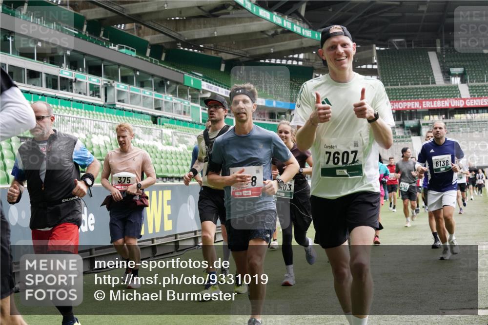 05.10.2025 - 20. swb-Marathon Bremen Michael Burmester http://msf.ph/oto/9331019 05.10.2025 13:03:23 Laufen im Stadion 227, 293, 375, 396, 527, 616, 721, 725, 764, 828, 958, 1067, 1178, 1275, 1331, 1336, 1405, 1425, 1469, 1507, 1514, 1568, 1670, 1705, 1836, 1944, 2016, 2339, 2357, 2375, 2407, 2567, 2597, 2696, 2791, 2960, 2984, 3019, 3147, 3313, 4026, 4321, 4714, 4767, 4769, 5410, 5431, 5523, 5527, 5755, 5763, 5867, 5884, 5966, 6138, 6215, 6414, 6417, 6447, 6481, 6666, 7315, 7316, 7407, 7540, 7607, 7653, 8375, 8526, 8957, 97, 518, 729, 1121, 1704, 1733, 2393, 2772, 3424, 3917, 4129 meine-sportfotos.de