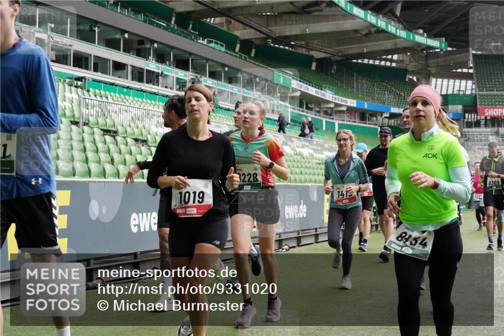 05.10.2025 - 20. swb-Marathon Bremen Michael Burmester http://msf.ph/oto/9331020 05.10.2025 13:04:04 Laufen im Stadion 100, 360, 414, 470, 592, 725, 898, 958, 1019, 1067, 1080, 1084, 1275, 1331, 1336, 1413, 1468, 1478, 1507, 1514, 1695, 1852, 1914, 1975, 1997, 2016, 2333, 2339, 2375, 2567, 2617, 3037, 3072, 3313, 3346, 3485, 4005, 4053, 4087, 4243, 4335, 4453, 4462, 4524, 4528, 4637, 4638, 4651, 4757, 4767, 4793, 4803, 4840, 4928, 5043, 5137, 5162, 5212, 5236, 5343, 5410, 5489, 5523, 5832, 5966, 5969, 6011, 6138, 6145, 6287, 6414, 6447, 6529, 6584, 6635, 227, 375, 396, 2597 meine-sportfotos.de