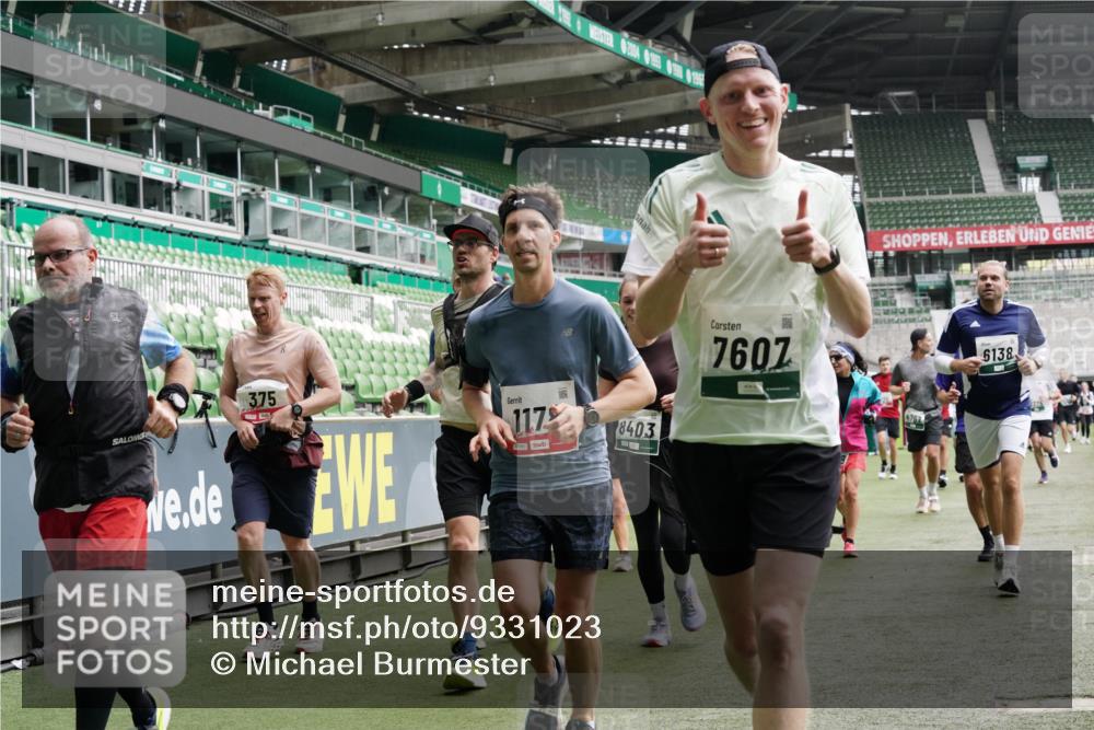 05.10.2025 - 20. swb-Marathon Bremen Michael Burmester http://msf.ph/oto/9331023 05.10.2025 13:03:23 Laufen im Stadion 227, 293, 375, 396, 527, 616, 721, 725, 764, 828, 958, 1067, 1178, 1275, 1331, 1336, 1405, 1425, 1469, 1507, 1514, 1568, 1670, 1705, 1836, 1944, 2016, 2339, 2357, 2375, 2407, 2567, 2597, 2696, 2791, 2960, 2984, 3019, 3147, 3313, 4026, 4321, 4714, 4767, 4769, 5410, 5431, 5523, 5527, 5755, 5763, 5867, 5884, 5966, 6138, 6215, 6414, 6417, 6447, 6481, 6666, 7315, 7316, 7407, 7540, 7607, 7653, 8375, 8526, 8957, 97, 518, 729, 1121, 1704, 1733, 2393, 2772, 3424, 3917, 4129 meine-sportfotos.de