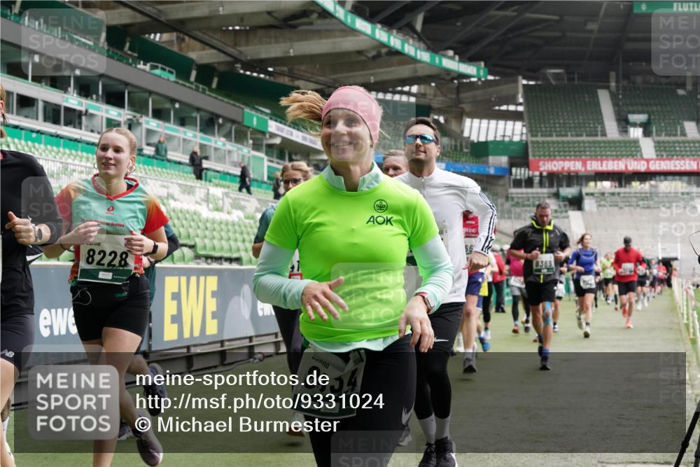 05.10.2025 - 20. swb-Marathon Bremen Michael Burmester http://msf.ph/oto/9331024 05.10.2025 13:04:04 Laufen im Stadion 100, 360, 414, 470, 592, 725, 898, 958, 1019, 1067, 1080, 1084, 1275, 1331, 1336, 1413, 1468, 1478, 1507, 1514, 1695, 1852, 1914, 1975, 1997, 2016, 2333, 2339, 2375, 2567, 2617, 3037, 3072, 3313, 3346, 3485, 4005, 4053, 4087, 4243, 4335, 4453, 4462, 4524, 4528, 4637, 4638, 4651, 4757, 4767, 4793, 4803, 4840, 4928, 5043, 5137, 5162, 5212, 5236, 5343, 5410, 5489, 5523, 5832, 5966, 5969, 6011, 6138, 6145, 6287, 6414, 6447, 6529, 6584, 6635, 227, 375, 396, 2597 meine-sportfotos.de