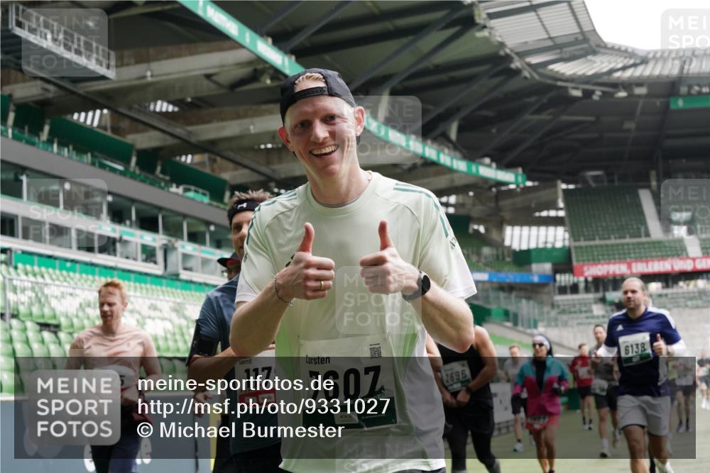 05.10.2025 - 20. swb-Marathon Bremen Michael Burmester http://msf.ph/oto/9331027 05.10.2025 13:03:24 Laufen im Stadion 227, 293, 375, 396, 527, 616, 721, 725, 764, 828, 958, 1067, 1178, 1275, 1331, 1336, 1425, 1469, 1507, 1514, 1568, 1670, 1705, 1836, 1944, 2016, 2339, 2357, 2375, 2407, 2567, 2597, 2696, 2791, 2960, 2984, 3019, 3037, 3147, 3313, 4026, 4321, 4714, 4767, 4769, 5410, 5431, 5489, 5523, 5527, 5755, 5763, 5867, 5884, 5966, 6138, 6215, 6414, 6417, 6447, 6481, 6666, 7315, 7316, 7407, 7540, 7607, 7653, 8375, 8526, 8957, 97, 518, 729, 1121, 1704, 1733, 2393, 2772, 3424, 3917 meine-sportfotos.de